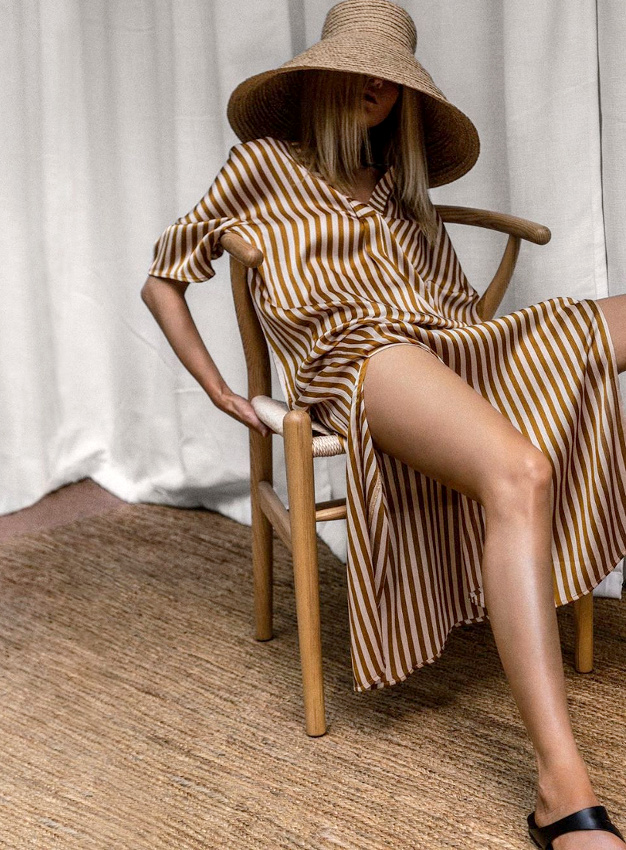 Chapeau de paille SPF50 + longue tunique � rayures marrons = le bon mix