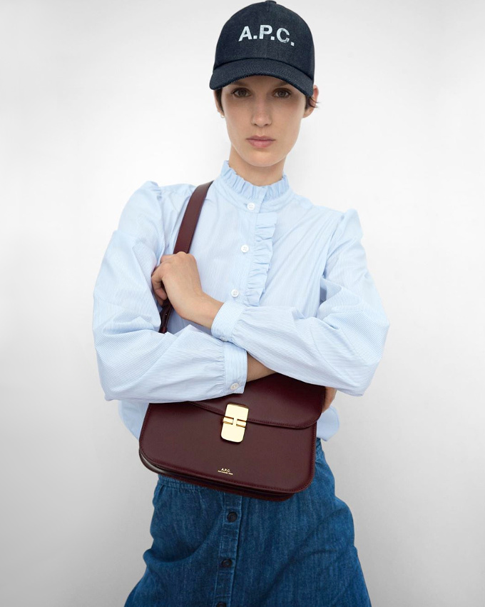 Chemise volant�e + jupe en jean brut + casquette bleu marine + sac en cuir bordeaux = le bon mix