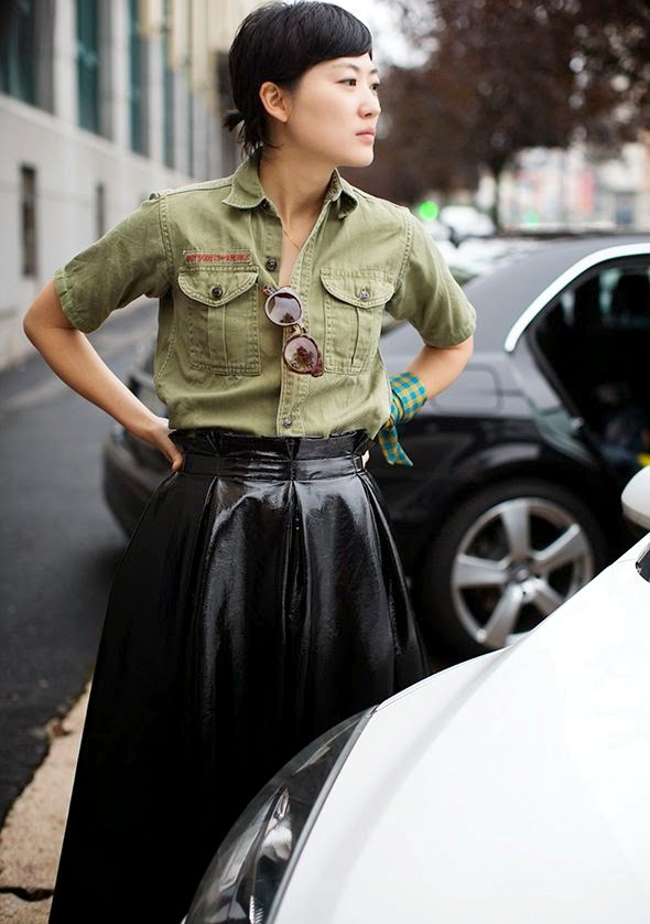 Chemise kaki + jupe midi en cuir noir = le bon mix