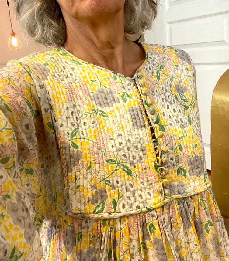 M�lant matelassage discret, effluves estivaux et rang�e de boutons romantiques, cette robe a tout bon !