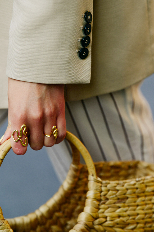 Blazer sable + bagues abstraites dor�es + panier en osier = le bon mix
