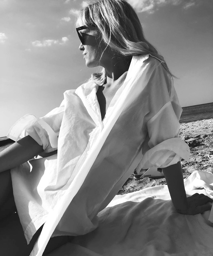 La chemise d'homme blanche trop grande : la plus chic des sorties de bain !