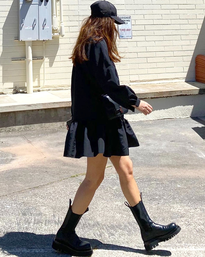 Baby doll + boots massives + casquette = le bon mix