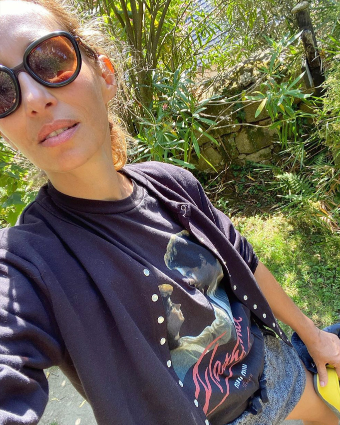 Petit gilet classique + tee-shirt kitsch = le bon mix