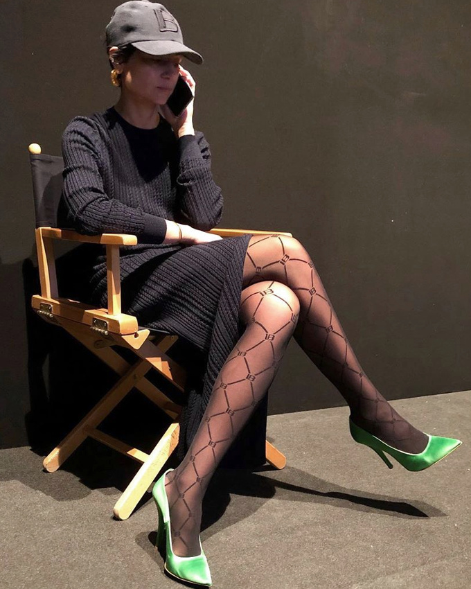 Rien de tel que le duo casquette/robe pull midi pour apaiser une paire d'escarpins vert acide !