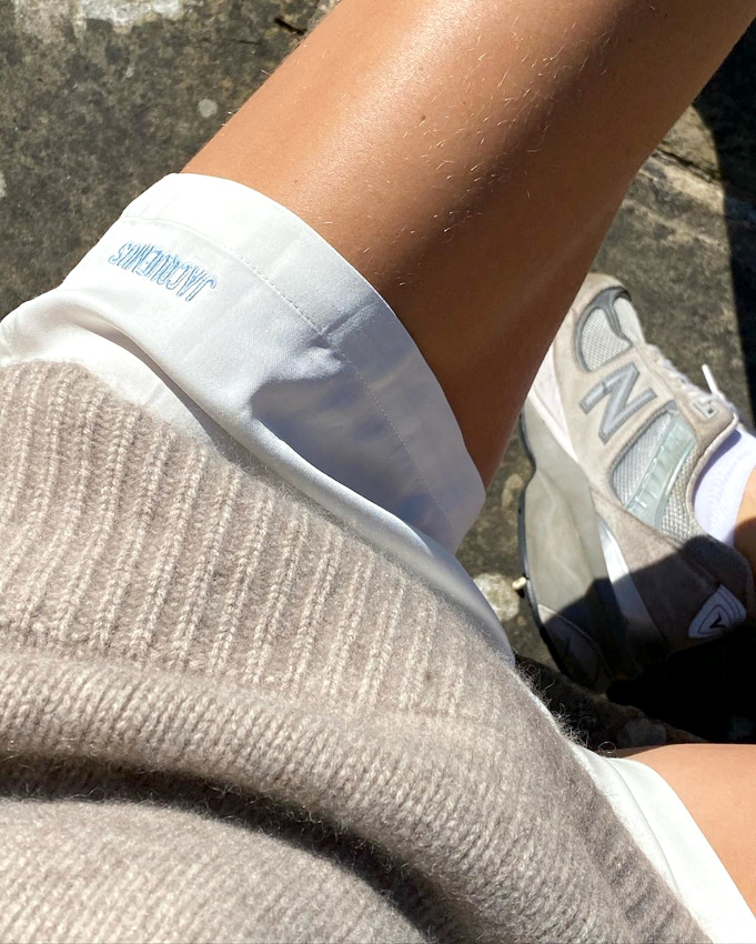 Short de tennis blanc + pull camel douillet + bronzage = le bon mix