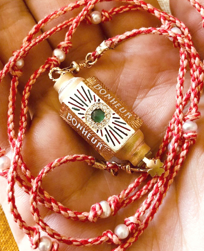 Wanted : un bijou talisman susceptible de nous porter chance et de d�rider nos chemises en jean !