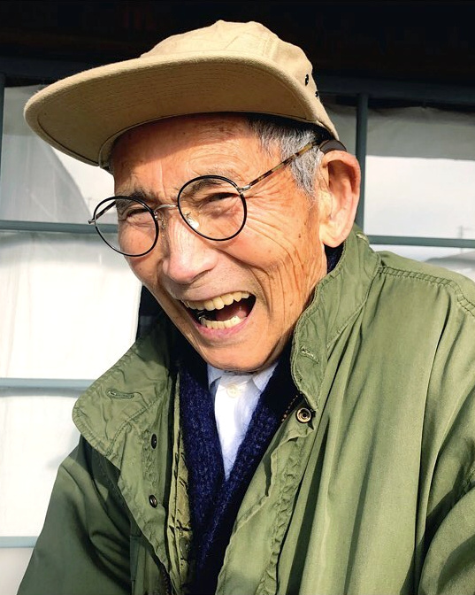 Parka kaki + lainage bleu marine + chemise blanche = le bon mix