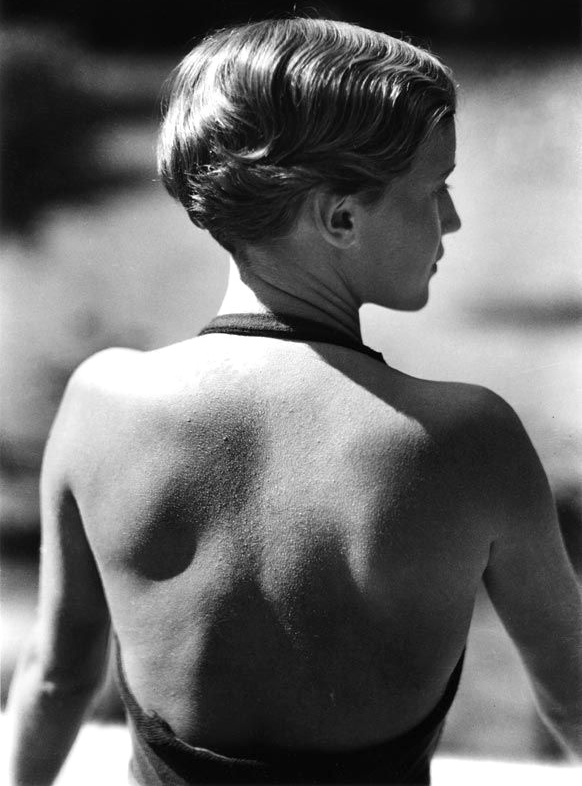 Oui au maillot de bain dos nu r�hauss� par une coupe courte l�g�rement sophistiqu�e !