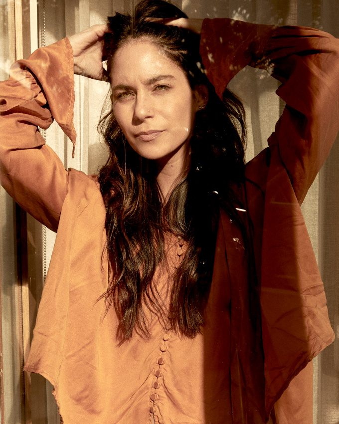 Orange br�l� + chevelure brune + teint l�g�rement h�l� = le bon mix