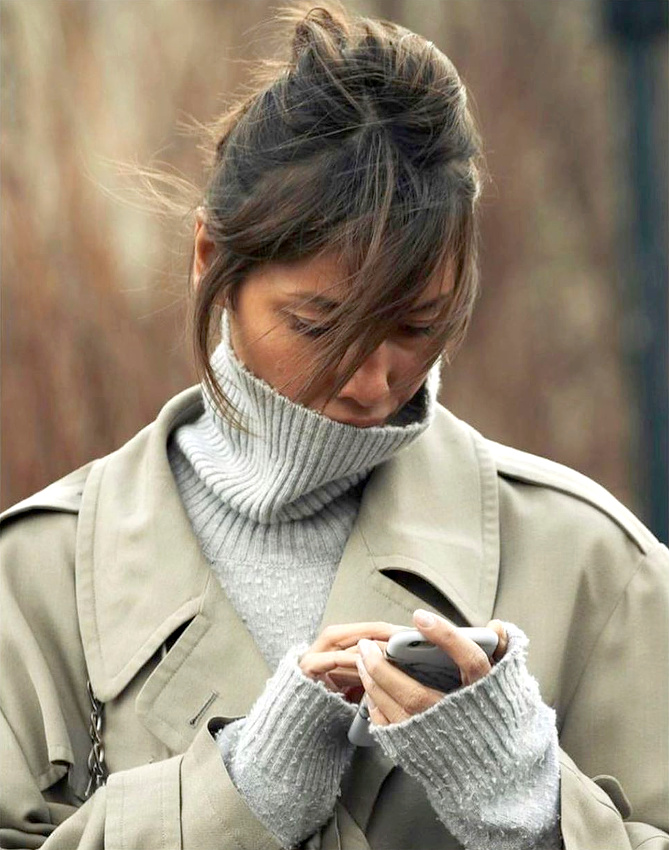 Trench ample + pull col roul� port� le col d�roul� + frange trop longue = le bon mix