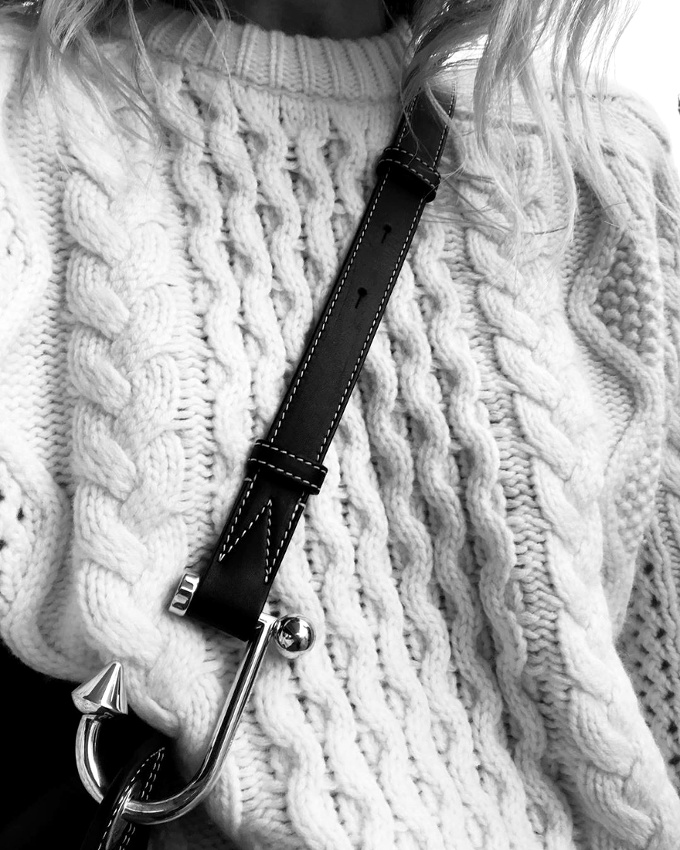 L'hame�on en guise d'attache... une bien belle id�e que l'on doit � Jonathan Anderson !