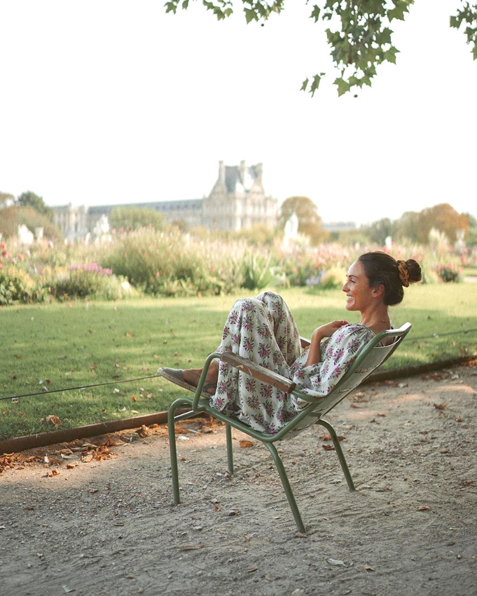 Wanted : s'asseoir sur l'un des fauteuils l�g�rement pench�s du Jardin des Tuileries et regarder le temps passer...