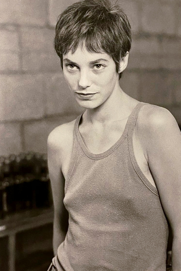 D�bardeur port� � m�me la peau + corps gracile + mine espi�gle + cheveux courts = le bon mix