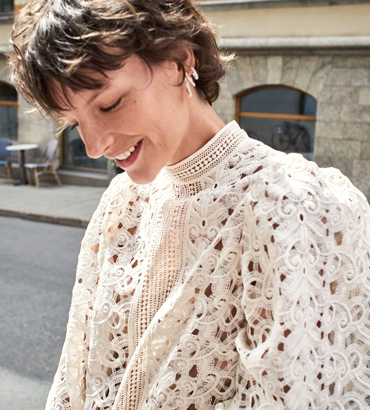 Oui aux coupes courtes espi�gles d�dramatisant les tops en dentelle � manches ballons !