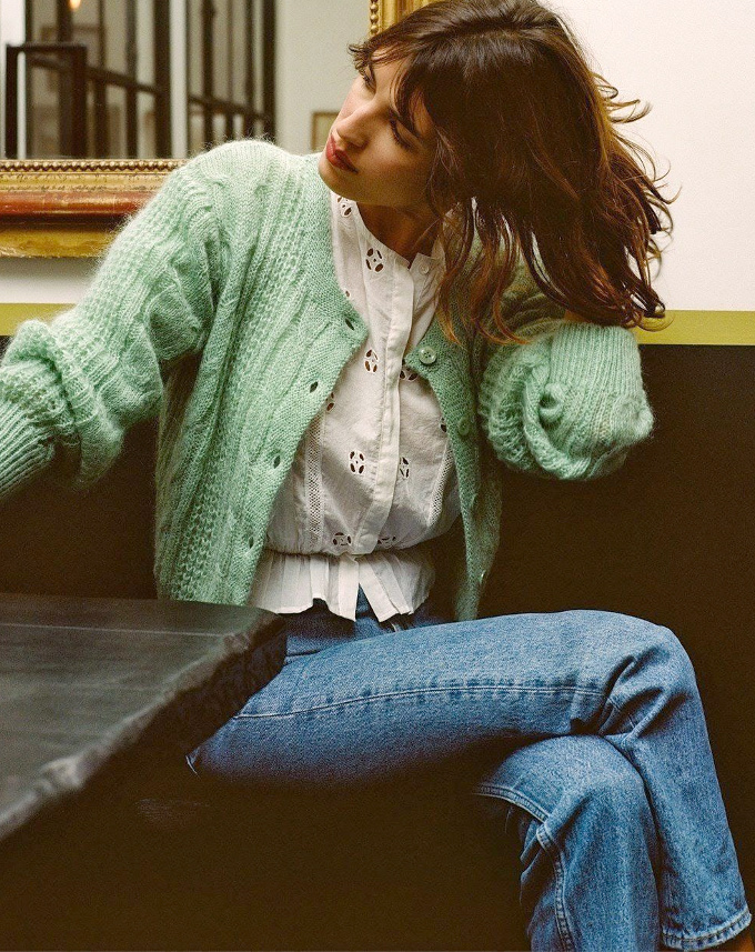 Rien de tel qu'un cardigan vert d'eau pour rehausser le duo jean/blouse blanche !