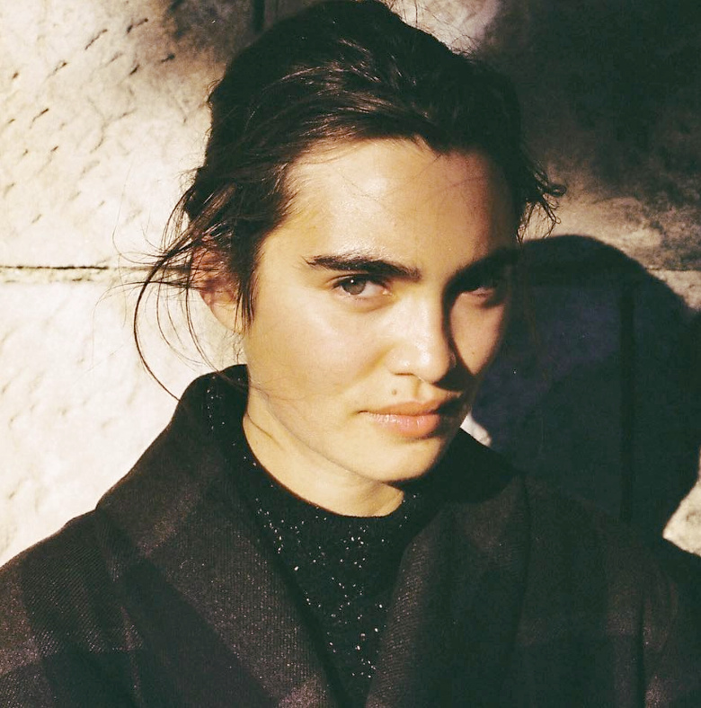 Oui au duo pull noir � paillettes + manteau � carreaux carbone/marron !