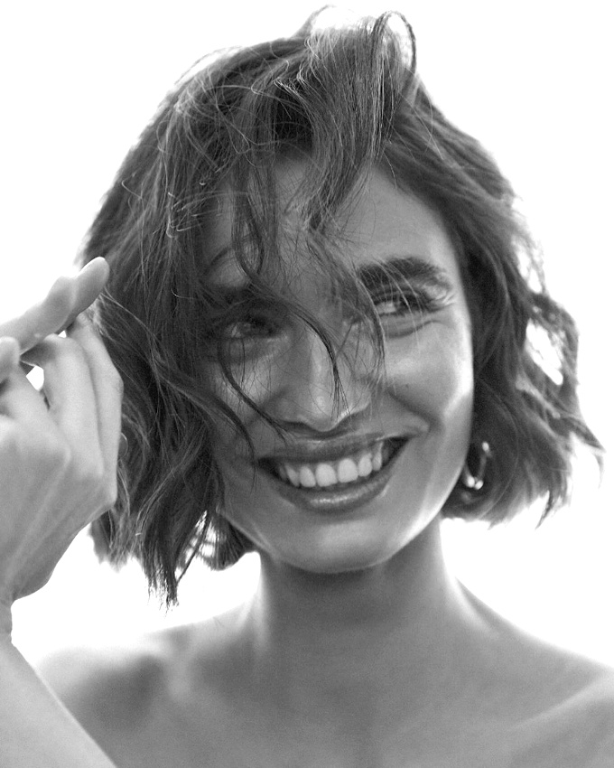 Rien de tel qu'un petit carr� ondul� froiss� pour d�dramatiser un make up glamour !