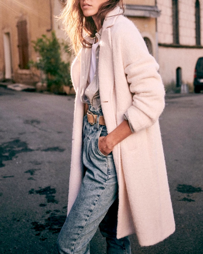 M�lant superpositions l�g�res et jean sortant l�g�rement de l'ordinaire, ce look a tout bon !