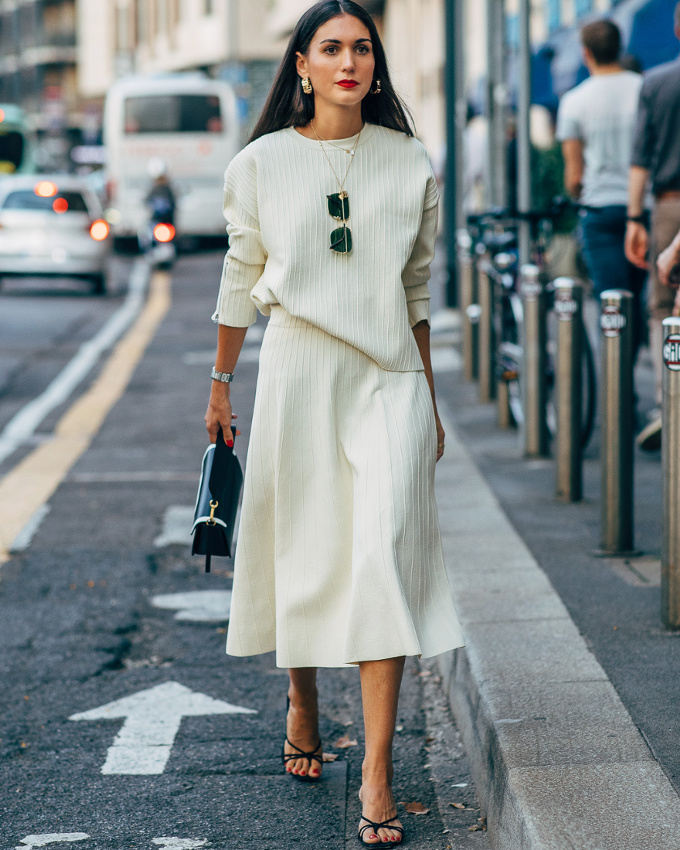 Total look blanc + accessoires noirs = le bon mix