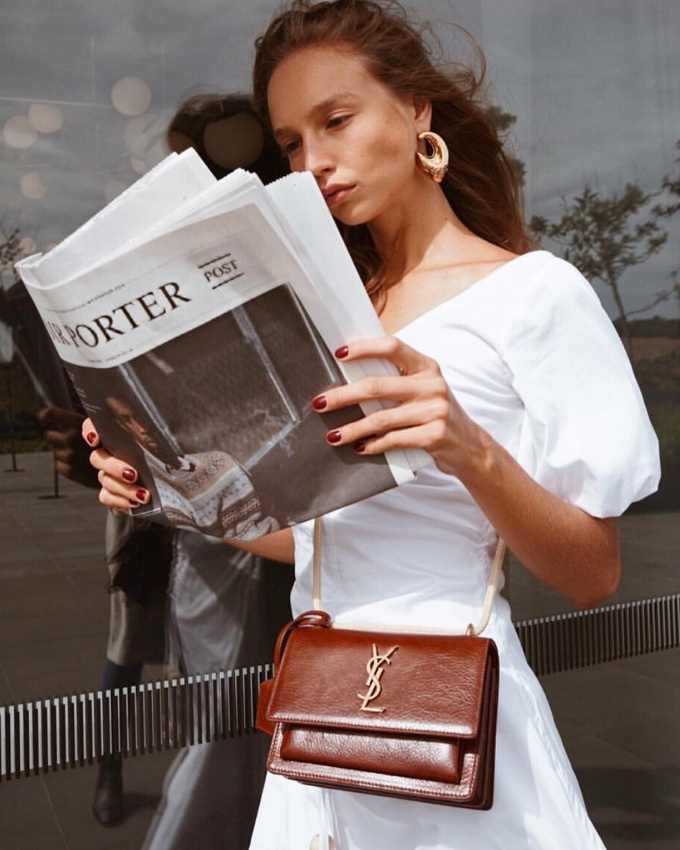 Mlant robe blanche romantico-minimaliste, sac en cuir marron et larges boucles d'oreilles dores, ce look a tout bon !