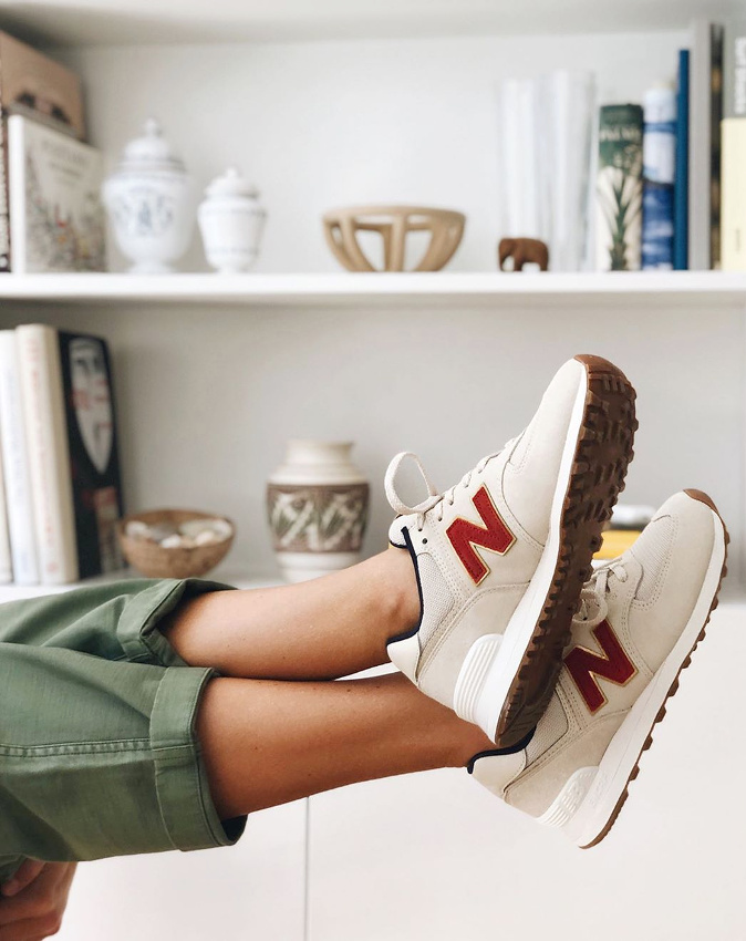 Chino kaki + New Balance rouge et gr�ge = le bon mix