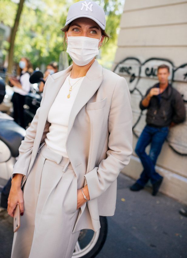 Rien de tel qu'une casquette des Yankees pour casualiser un costume !