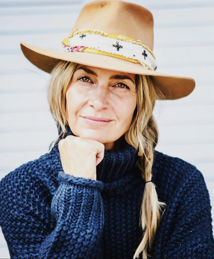 Regard lumineux + pull bleu marine + tresse coiff�e/d�coiff�e = le bon mix