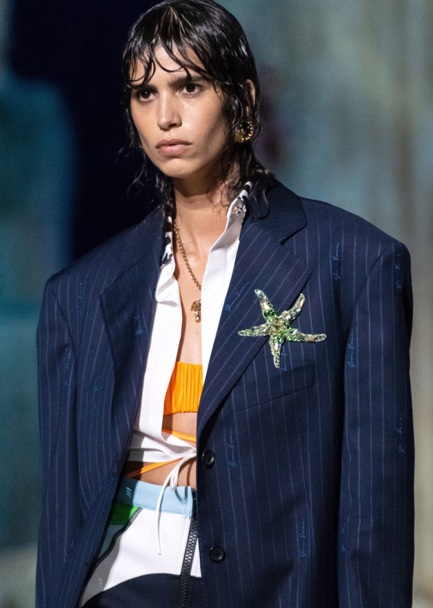 Blazer masculin + broche �toile de mer = le bon mix