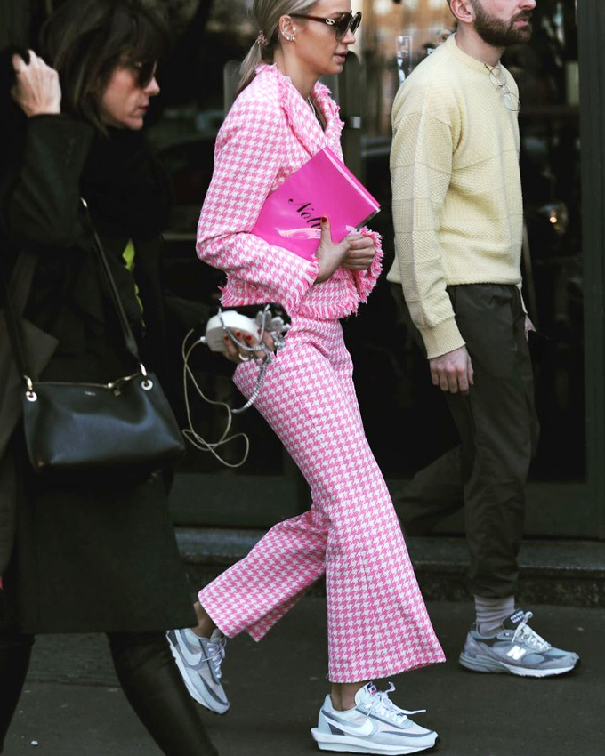 Ne jamais sous-estimer le twist que peut apporter une paire de baskets techniques � une tenue premier degr� !