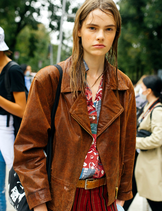 Oui au duo petit blouson en cuir marron/chemise hawa�enne dans les tons rouge et bleu gris !