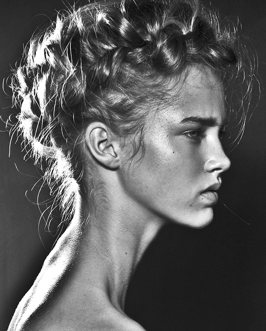 Rien de tel qu'une coiffure sophistiqu�e l�g�rement d�coiff�e pour flirter avec le sublime !