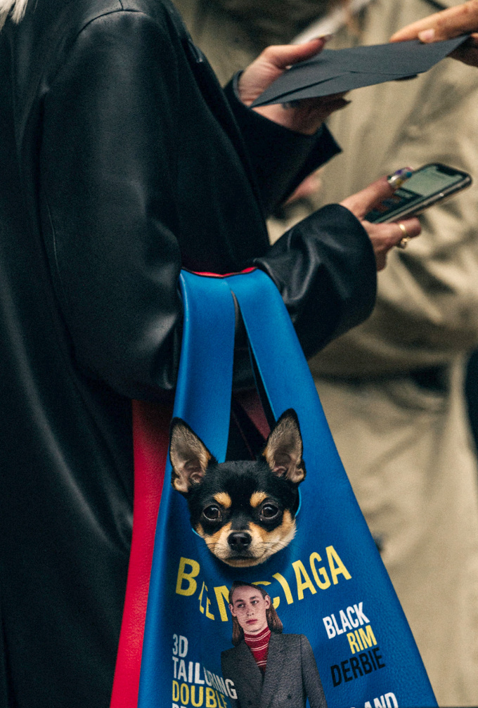 Certains semblent avoir trouv� l'astuce pour assister aux d�fil�s sans carton d'invitation...