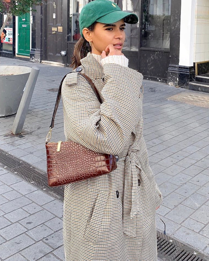 Trench ample � petits carreaux + sac chic esprit vintage + casquette de baseball = le bon mix