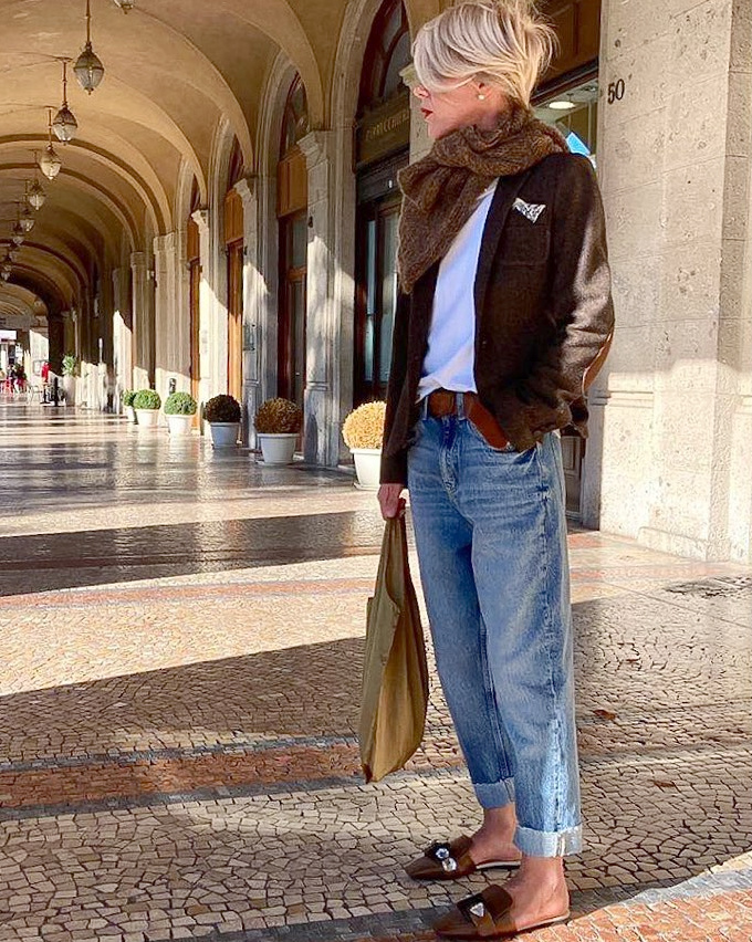 Port� avec des atours marron subtilement chics, le jean boyfriend gagne en caract�re