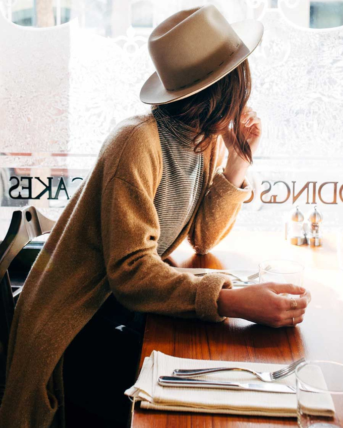 M�lant maille douillette, fines rayures et feutre beige, ce look automnal a tout bon !