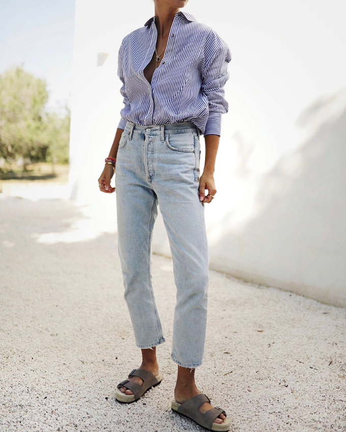M�lant chemise masculine ray�e, jean droit taille haute 7/8 et Birkenstocks, ce look a tout bon !