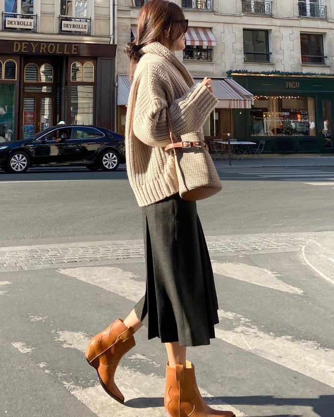 Gilet en grosse maille + jupe midi + neo santiags = le bon mix