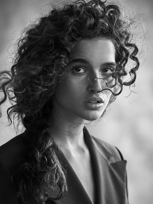 Quand la chevelure permet de se passer de tout autre artifice...