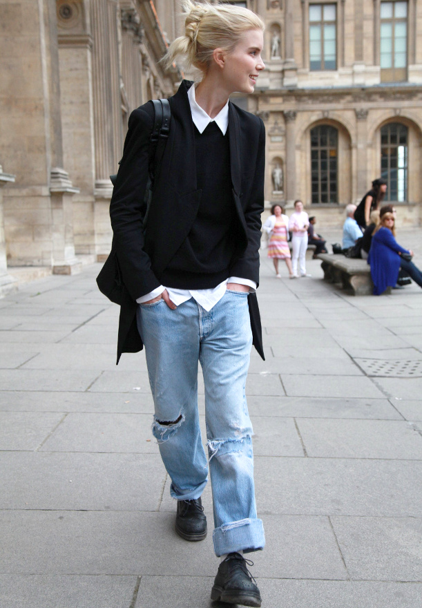 Rien de tel qu'une coiffure f�minine pour gommer le premier degr� d'un look boyish !