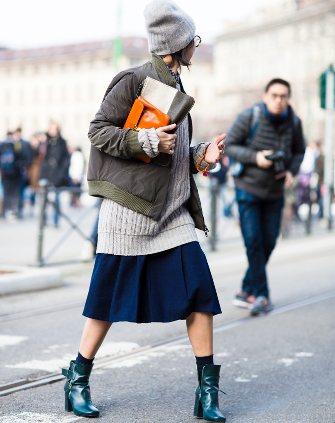 Bomber kaki + pull trop grand + jupe midi bleu marine + bottines � talons vert bouteille = le bon mix