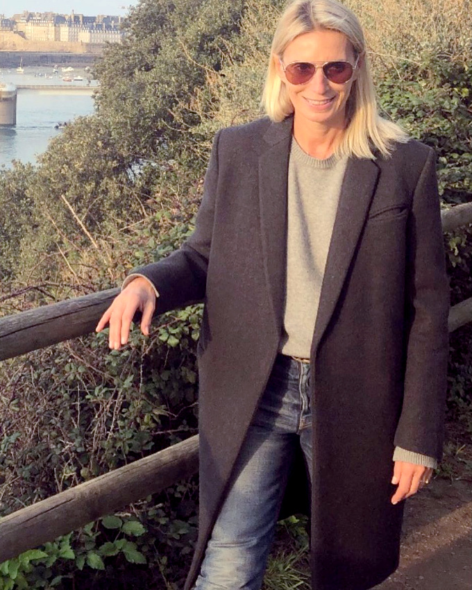 On ne se lasse pas du mix pardessus chic masculin/tenue casual !