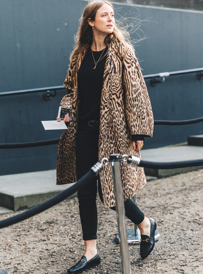 Lorsqu'il s'accompagne d'un ensemble monochrome, l'imprim� animalier peut se permettre toutes les audaces