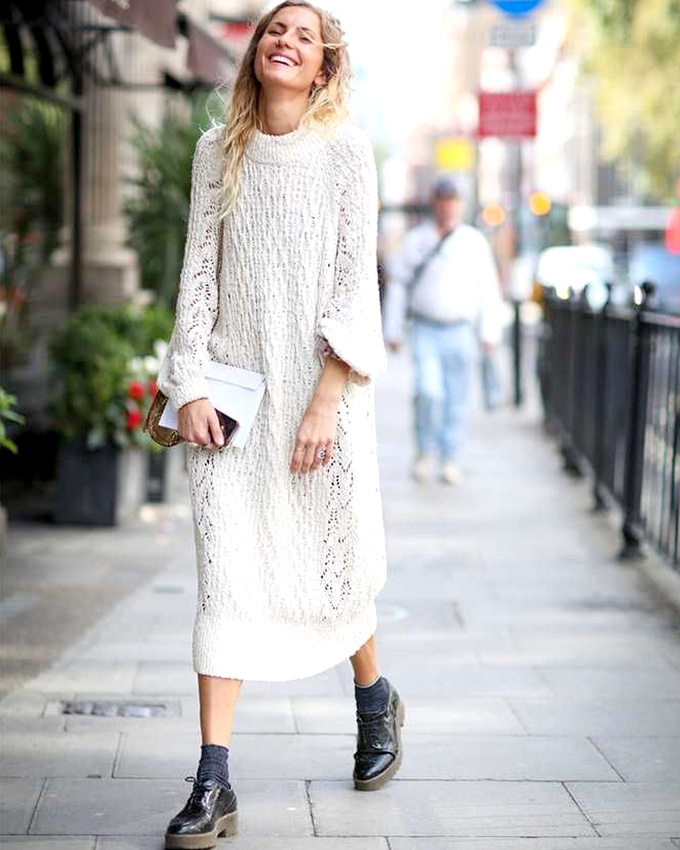 Longue robe pull + derbies = le bon mix