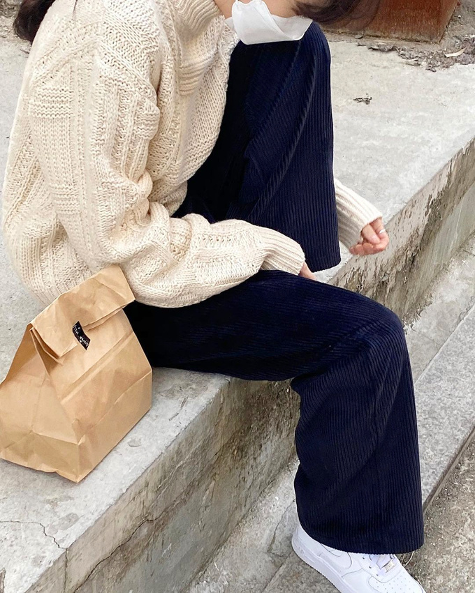 Wanted : un pantalon large en velours bleu marine !