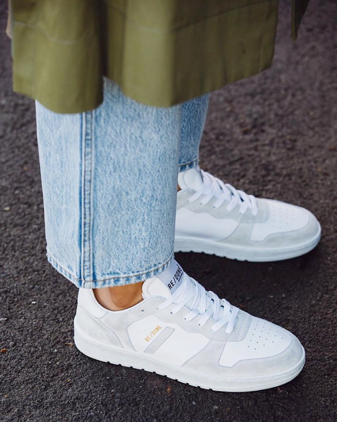 Trench kaki + jean neige 7/8 + baskets blanches = le bon mix