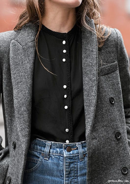 Blazer en drap de laine + chemise sans col = le bon mix