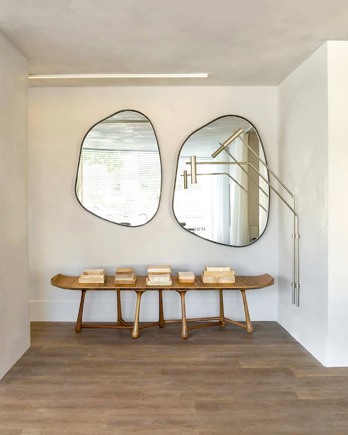 Oui aux miroirs �voquant des lucarnes surr�alistes !