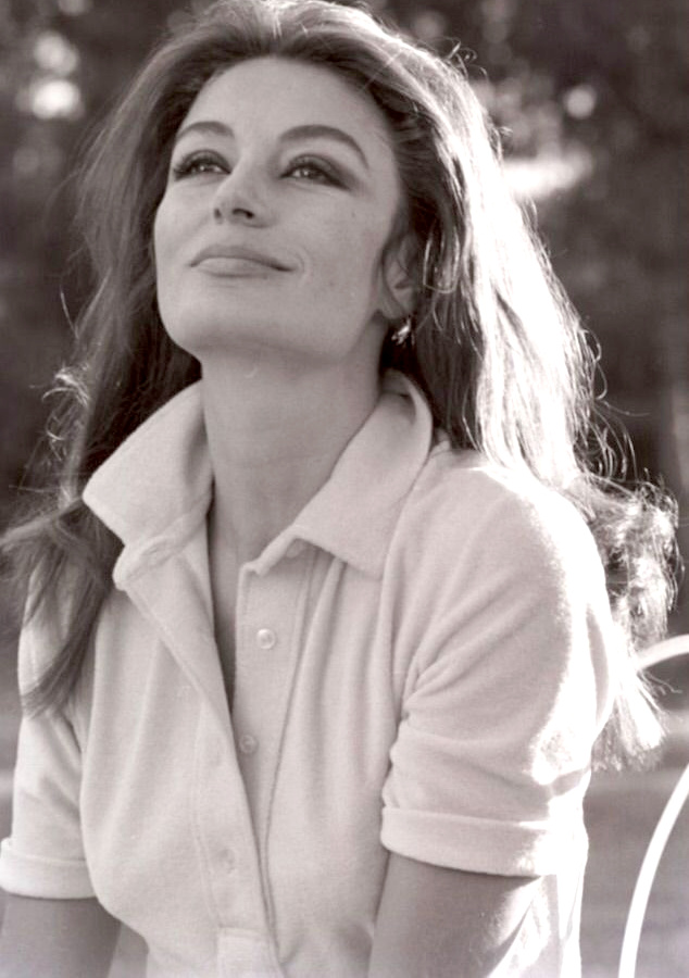 Maquillage glamour + polo + cheveux d�tach�s = le bon mix