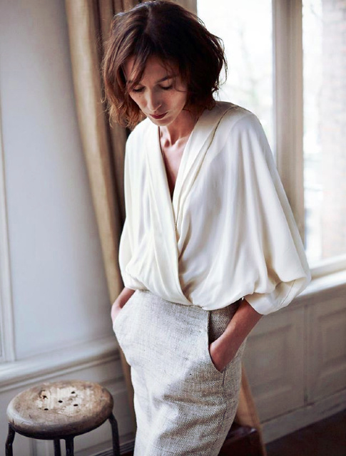 Rien de tel qu'une ample blouse crois�e pour baigner de nonchalance soign�e une jupe crayon !